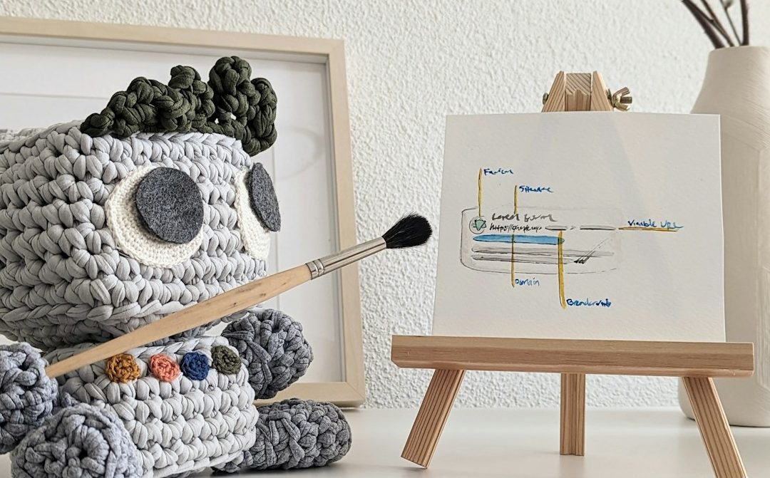 Geknöpfter Roboter mit Pinsel vor einer Zeichnung auf einer Staffelei.