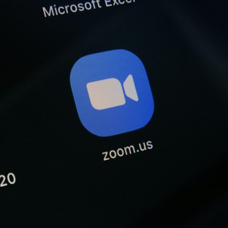 Icon der Zoom-App auf einem Bildschirm, mit dem Text "zoom.us".