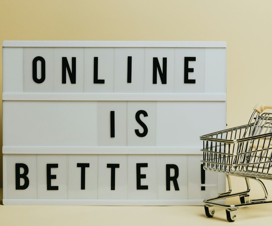 Eine beschriftete Tafel mit der Aufschrift "ONLINE IS BETTER!" und einem Einkaufswagen.
