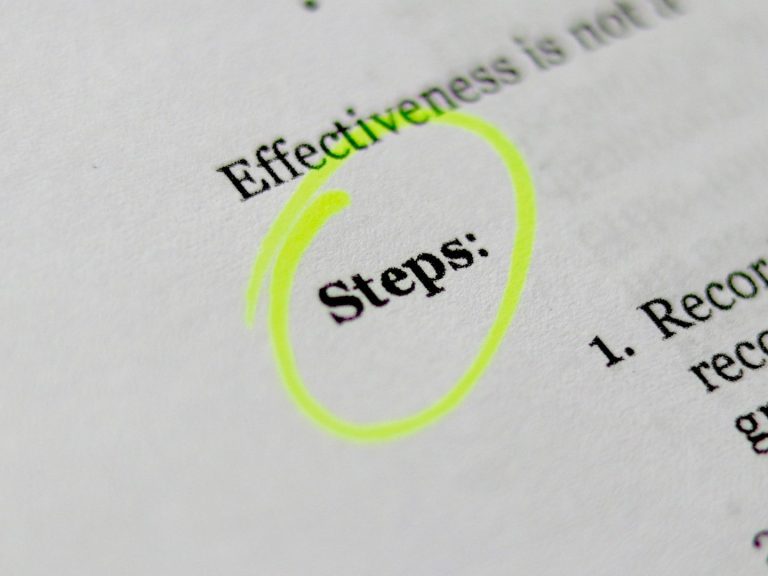 Das Bild hebt das Wort „Steps“ mit gelber Markierung hervor. Damit wird der Ratgeberartikel angekündigt