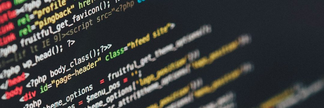 Hier Website Texte vom Profi schreiben lassen, bereits ab 5 Cent/Wort. Programmiercode auf einem Bildschirm mit bunten Syntax-Hervorhebungen.