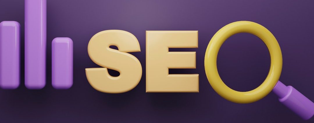 Text in lila und gold mit "SEO" und einem Vergrößerungsglas auf dunklem Hintergrund.