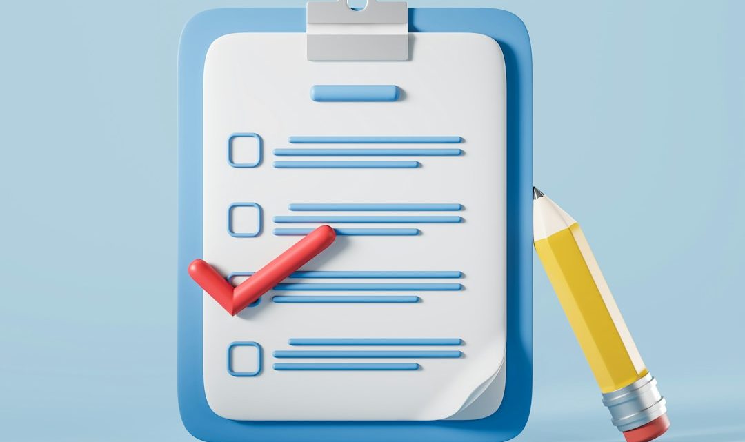 Weiße Checkliste mit Häkchen, Bleistift und blauem Hintergrund.