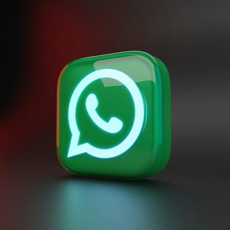 Texte erstellen lassen: Briefing auch als Sprachnachricht mit WhatsApp möglich Grünes WhatsApp-Logo auf schwarzem Hintergrund. Sie können mir für das Textbriefing eine Sprachnachricht senden. Ich verarbeite alle Infos