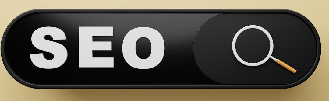 Schwarzer Button mit dem Text "SEO" und einer Lupe daneben.