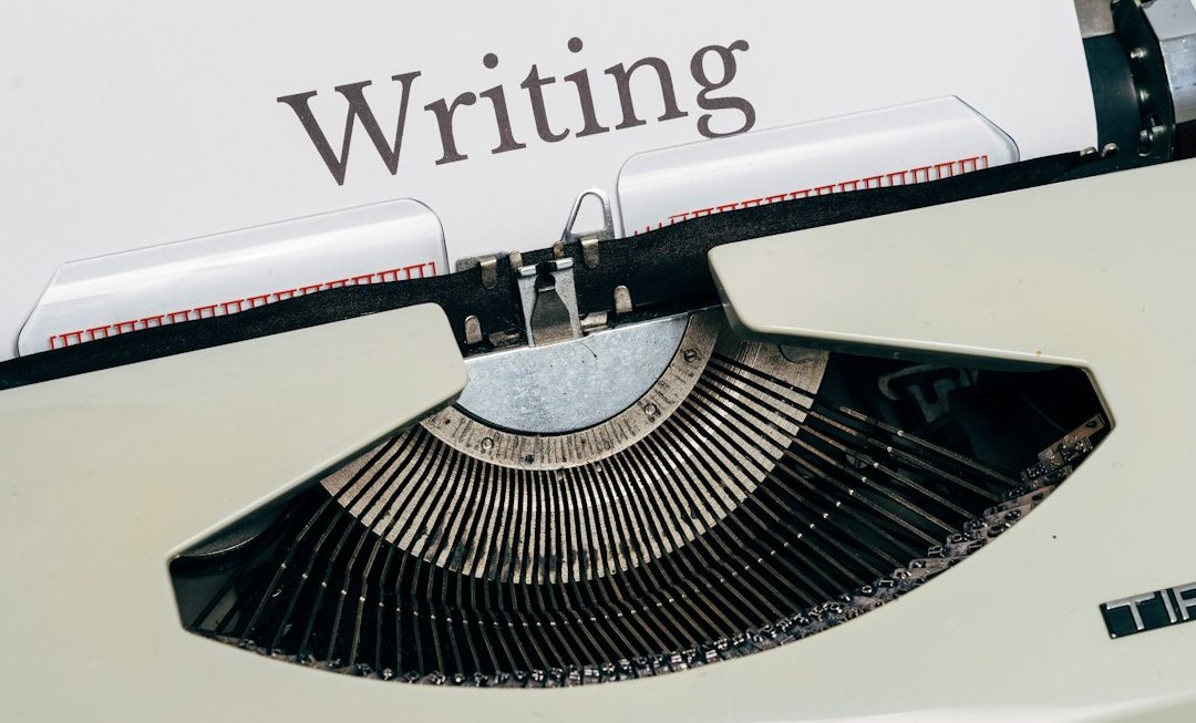 Schreibmaschine mit einem Blatt Papier, auf dem "Writing" steht.