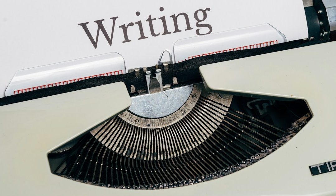 Website Texte schreiben lassen: KI tippt nicht, sie berechnet Wahrscheinlichkeiten Eine Schreibmaschine mit einem Blatt Papier, auf dem "Writing" steht.